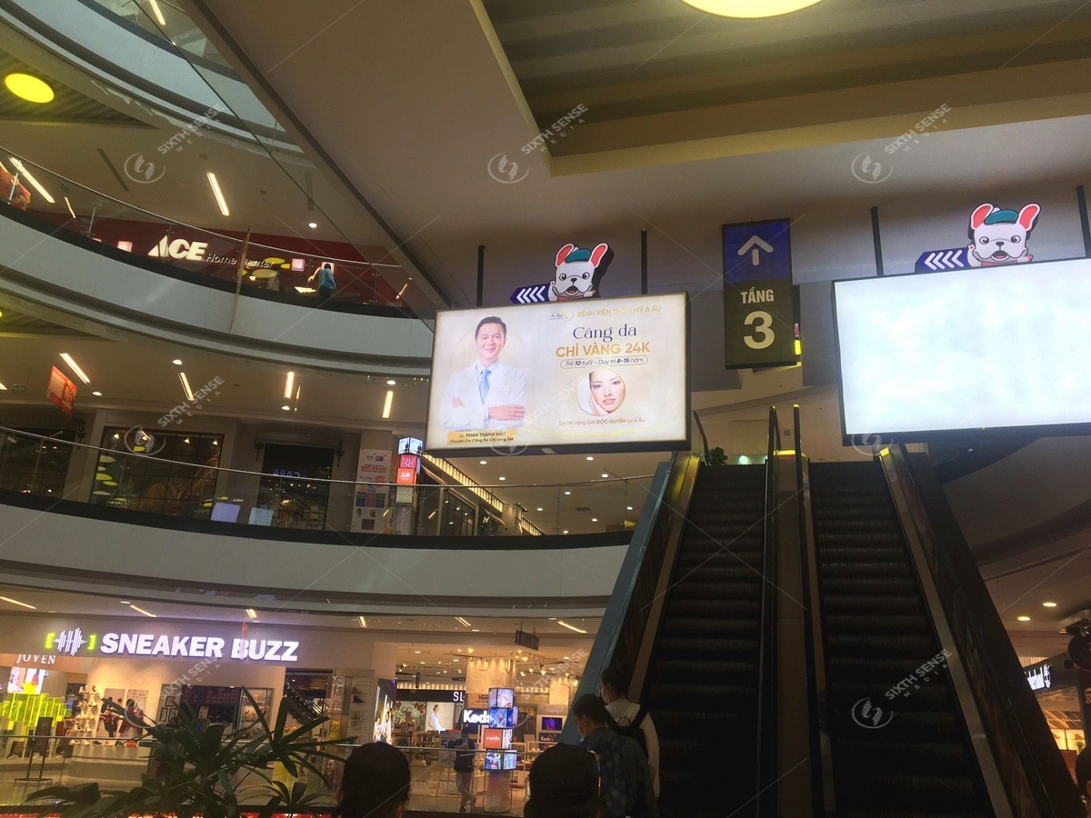Bệnh viện thẩm mỹ Á Âu lắp đặt hộp đèn quảng cáo tại Vạn Hạnh Mall