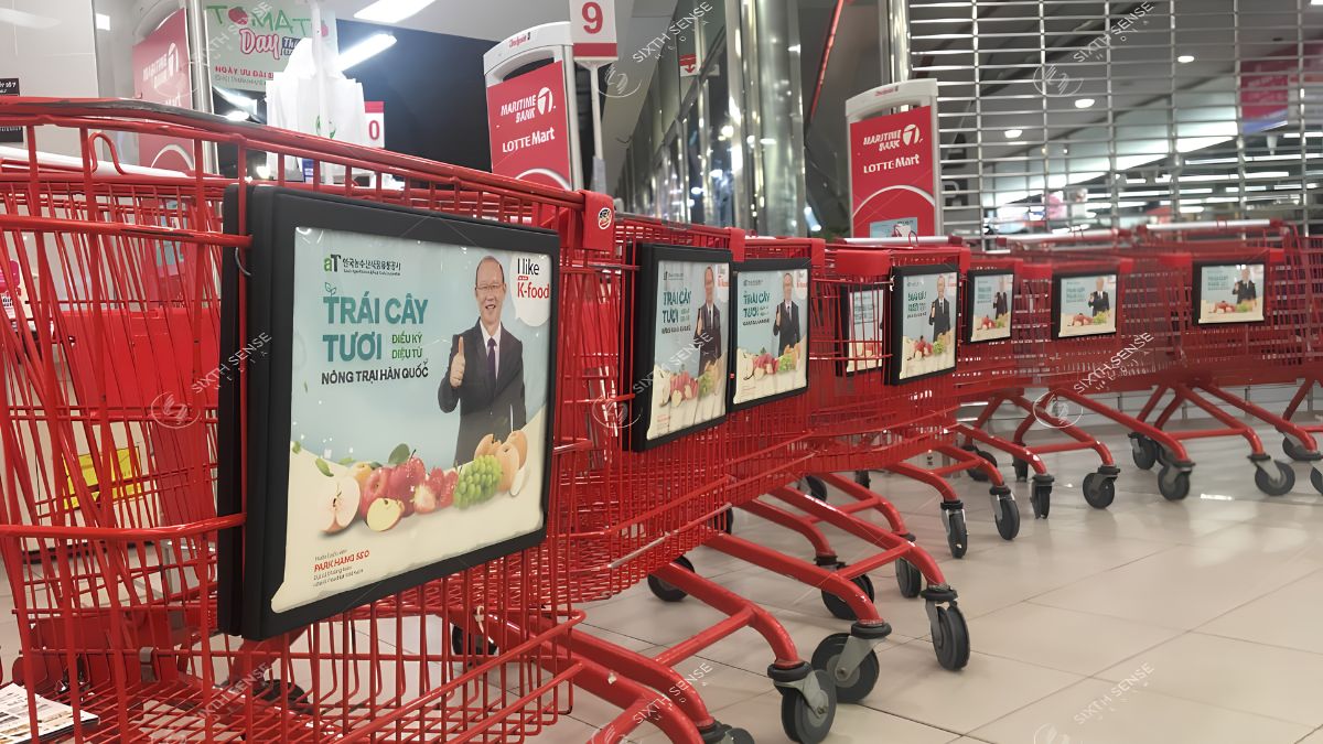 Quảng cáo xe đẩy giúp K-Food tăng nhận diện thương hiệu và tiếp cận khách hàng trực tiếp tại điểm mua sắm (Nguồn: Dự án SSM)