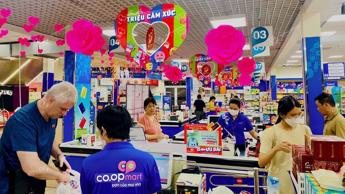 Giá quảng cáo banner thả trần và thông tầng thay đổi theo vị trí, kích thước và thời gian booking
