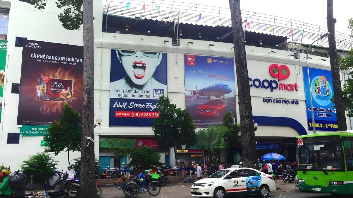 Pano và billboard tại trung tâm thương mại giúp thương hiệu nổi bật nhờ diện tích hiển thị lớn. (Nguồn: Dự án SSM)