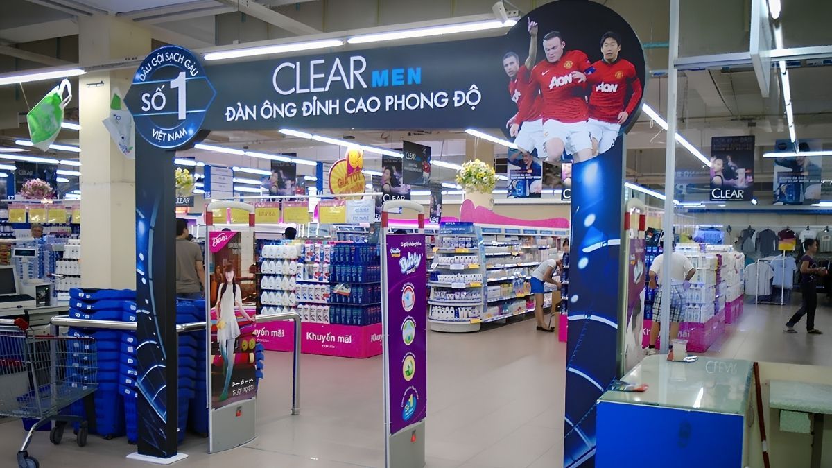 POSM tại trung tâm thương mại giúp thương hiệu tạo điểm chạm trực tiếp và thu hút khách hàng tại khu vực mua sắm. (Nguồn: Dự án SSM)