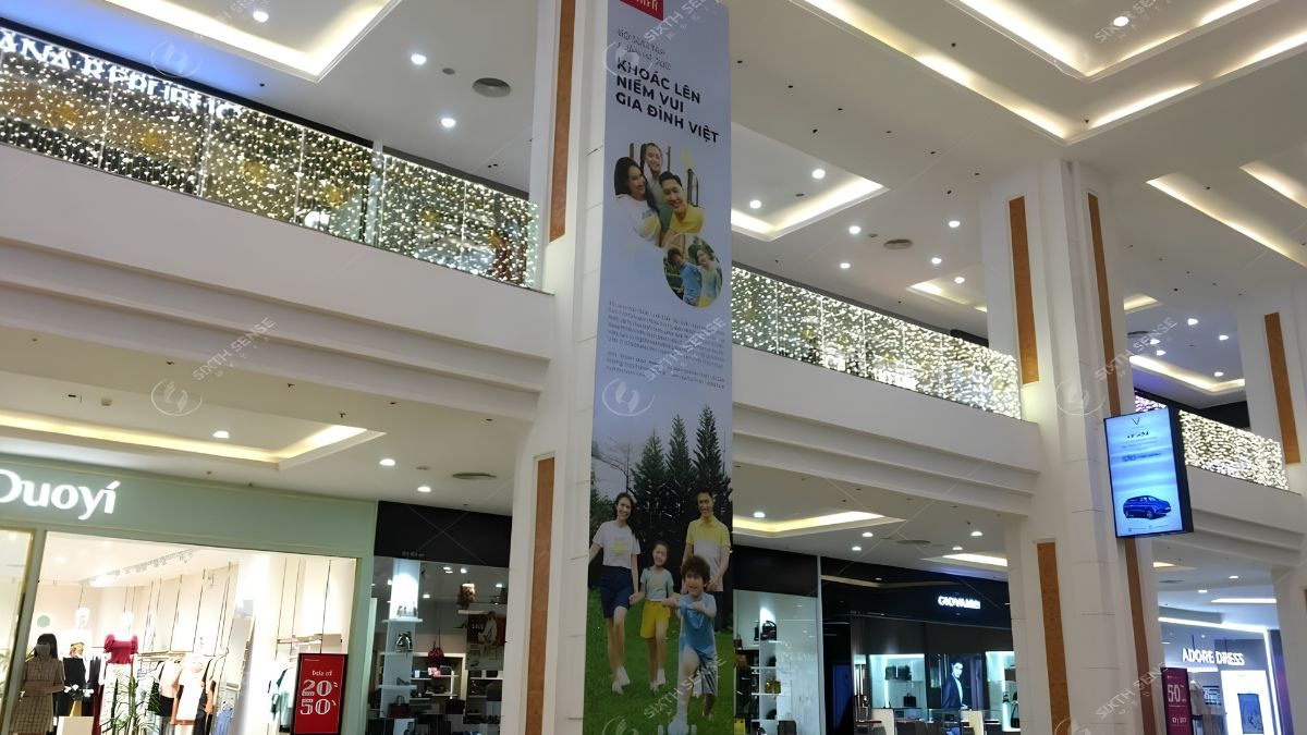 Banner thả trần giúp thương hiệu tăng độ phủ hình ảnh và thu hút sự chú ý tại các khu vực rộng trong trung tâm thương mại. (Nguồn: Dự án SSM)